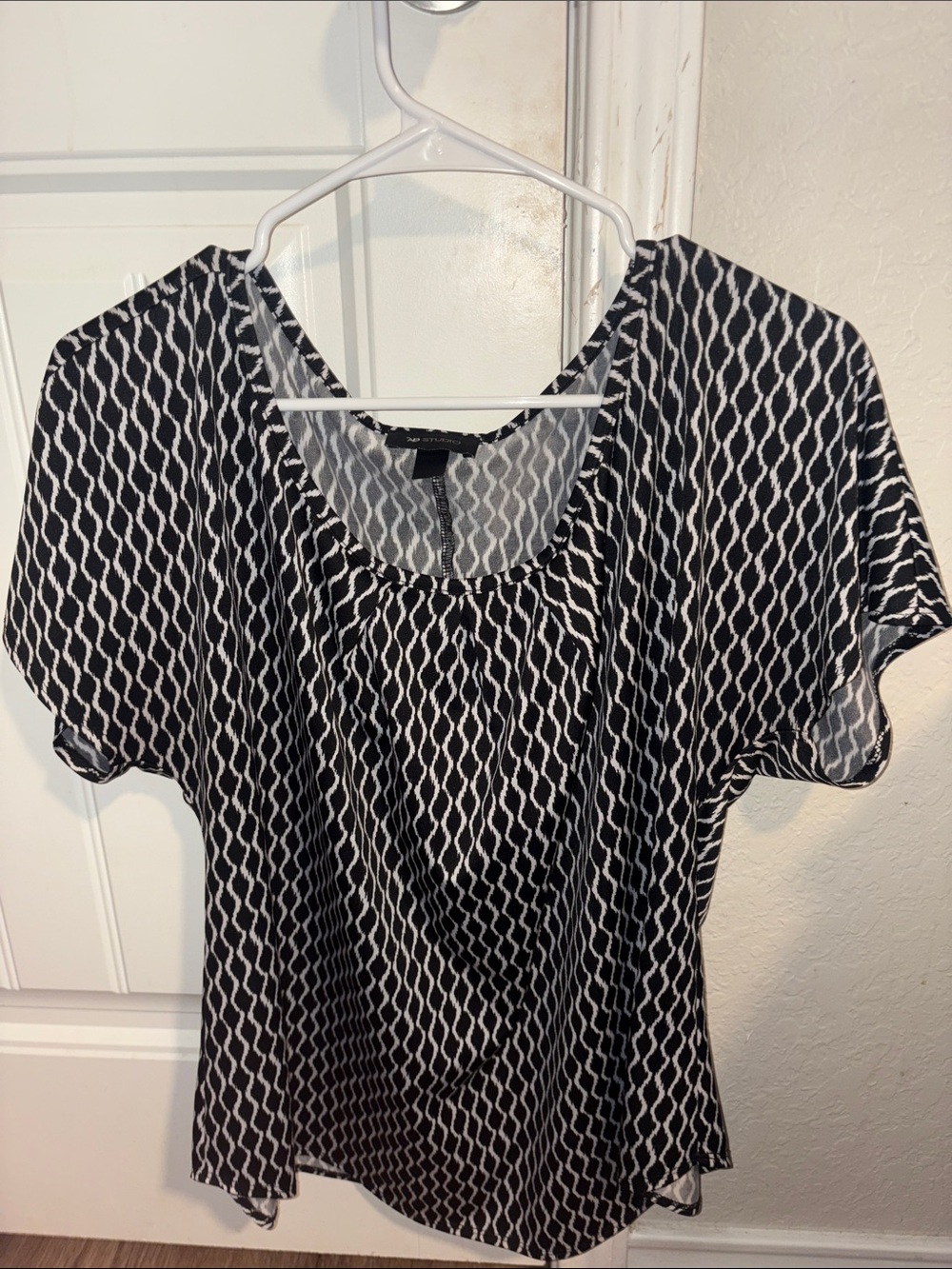 Max Studio Black & White Wavy Pattern Short Sleeve Blouse